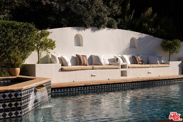 3646 Sunswept Drive, Studio City CA: https://media.crmls.org/mediaz/cffbf469-7337-4f2c-bb85-c6bd8141df16.jpg