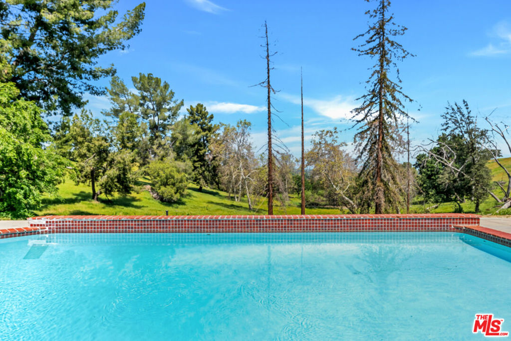 https://media.crmls.org/mediaz/cffc0749-7428-432c-b045-ff8c26cfbe00.jpg?preset=X-Large