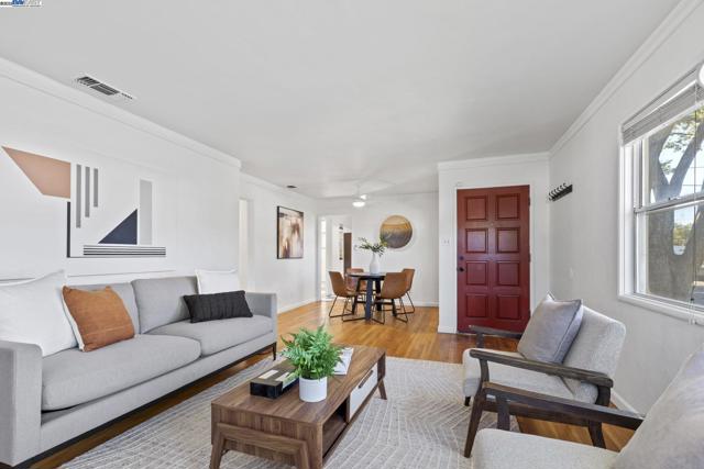 3719 60Th St, Sacramento CA: https://media.crmls.org/mediaz/cffc2ff4-95c3-4a46-b717-95517c6fe105.jpg