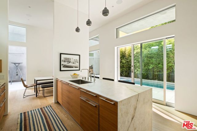 518 Sunset Avenue, Venice CA: https://media.crmls.org/mediaz/cffeb910-f6e5-41e8-b7d2-d89376b6ad90.jpg