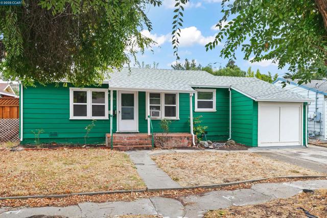 2656 Garden Ave, Concord CA: https://media.crmls.org/mediaz/cffef199-15ba-43be-93d1-213b9fa00d7f.jpg