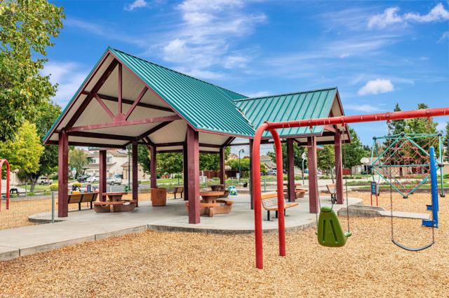 9632 Cherrywood Court, Gilroy CA: https://media.crmls.org/mediaz/cfff348e-21c0-423d-bbb5-3e4f8d6ec176.jpg