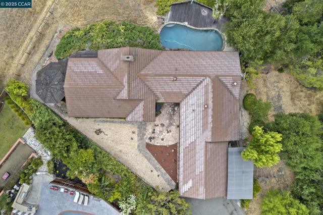 47 Bella Vista Ct, Diablo CA: https://media.crmls.org/mediaz/cfffa380-9868-46ba-baac-86c5018aa293.jpg