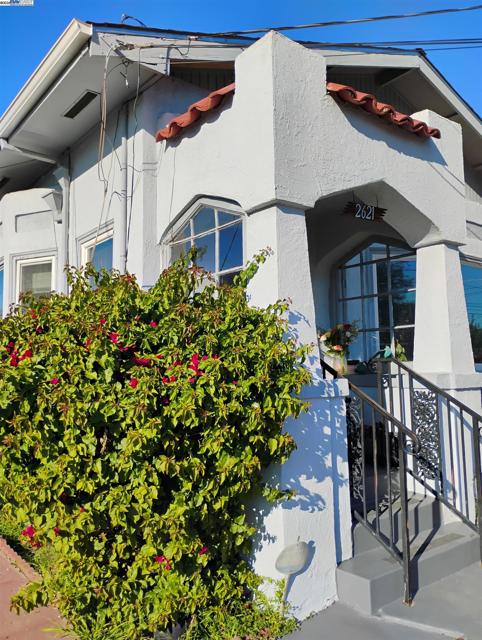 2621 66th Avenue, Oakland CA: https://media.crmls.org/mediaz/cfffd2b7-5f01-40b6-8489-9109882585ca.jpg