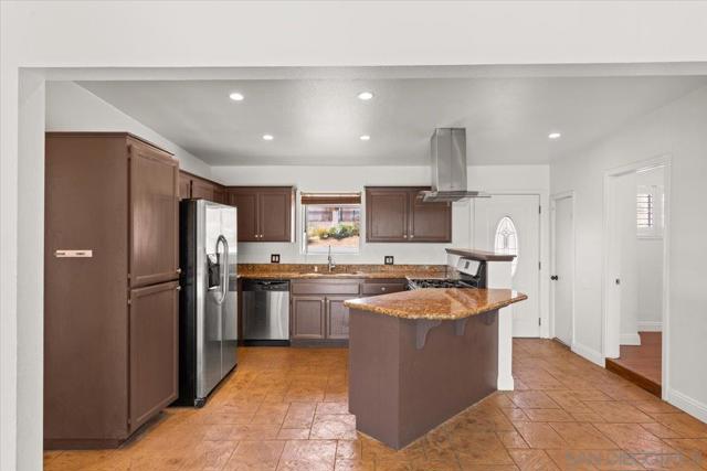 2035 Paradise St, San Diego CA: https://media.crmls.org/mediaz/d00084f4-0194-48c1-a5ce-87190b7deacc.jpg