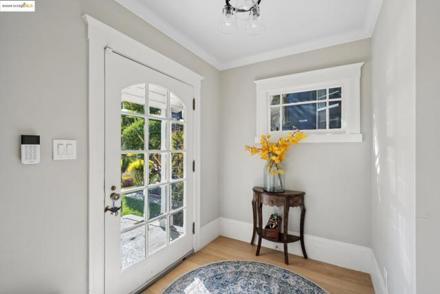 946 Alma Pl, Oakland CA: https://media.crmls.org/mediaz/d0016e6a-783d-4591-a6c8-761c4009c10d.jpg