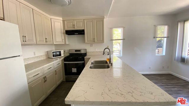 701 S Kingsley Drive, Los Angeles CA: https://media.crmls.org/mediaz/d0018e0a-03d0-4276-8f5f-3e7846c8f942.jpg