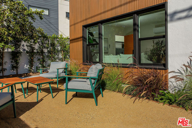 2046 S Burnside Avenue, Los Angeles CA: https://media.crmls.org/mediaz/d0019058-d01a-4048-954f-ffd54661ed5d.jpg