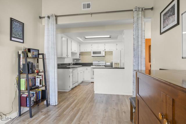 658 Holly Avenue, Oxnard CA: https://media.crmls.org/mediaz/d00201f5-c4a2-4a10-8f60-2f1b9d06c704.jpg
