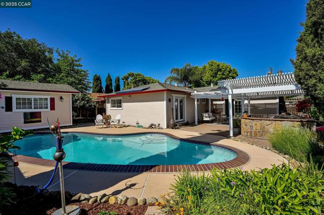 427 Dale Rd, Martinez CA: https://media.crmls.org/mediaz/d00214fc-c626-4116-aba3-343fef0087a0.jpg