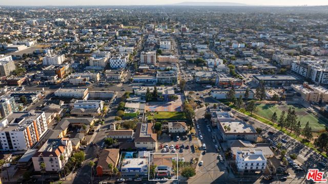 3166 San Marino Street, Los Angeles CA: https://media.crmls.org/mediaz/d0025738-f266-400f-8649-8f7544b87028.jpg
