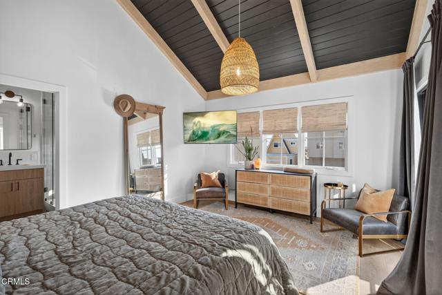 3256 Ocean Drive, Oxnard CA: https://media.crmls.org/mediaz/d0027918-cbb6-40c9-983b-1f671e1d7b7b.jpg