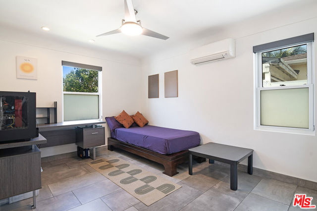 922 Garfield Avenue, Venice CA: https://media.crmls.org/mediaz/d0030e36-478c-4a6a-b09d-8105378f3d7d.jpg