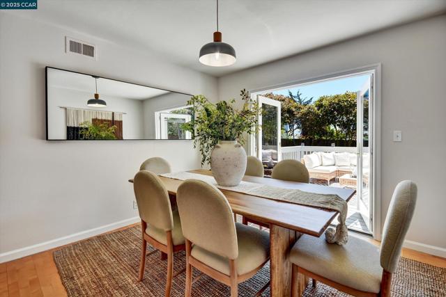 423 Casa Del Mar Dr, Half Moon Bay CA: https://media.crmls.org/mediaz/d003283c-0f01-4347-b0c9-416f126ebc5f.jpg