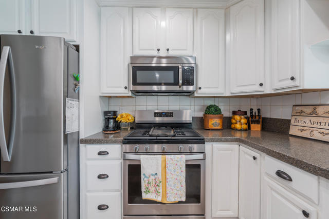 2705 N Broadmoor Avenue, Simi Valley CA: https://media.crmls.org/mediaz/d0045279-4915-4a0b-a3a9-d78e71cfd783.jpg