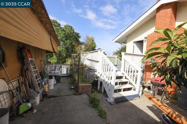216 Suisun Ave, Rodeo CA: https://media.crmls.org/mediaz/d0049b34-d6d9-4ec5-a0f1-075fbf4b7910.jpg