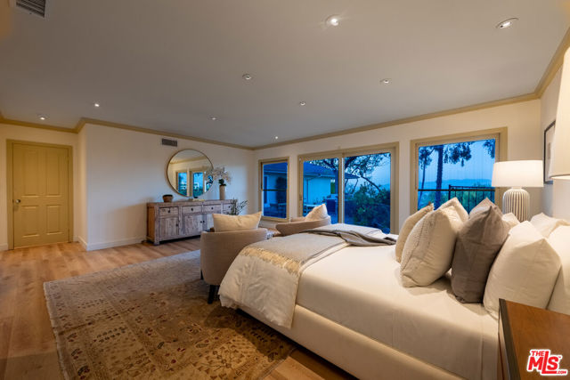 16331 Tudor Drive, Encino CA: https://media.crmls.org/mediaz/d004e585-7f92-4078-854e-256e1ccdc6dd.jpg