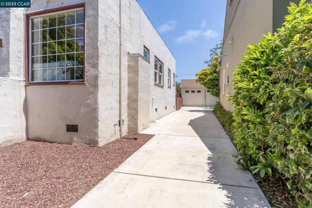 837 San Carlos Ave, Albany CA: https://media.crmls.org/mediaz/d005313d-7e66-45bd-81f8-4f9d2388673d.jpg