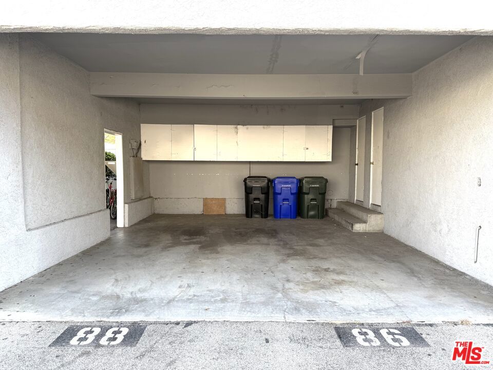 https://media.crmls.org/mediaz/d0066cb4-57f8-45de-891a-3807a4c6a0db.jpg?preset=X-Large