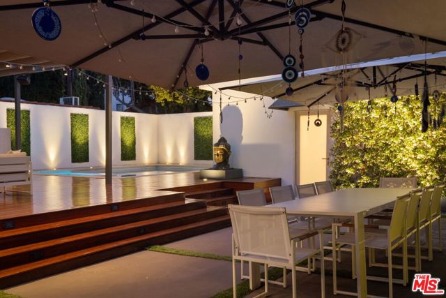 517 N Laurel Avenue, Los Angeles CA: https://media.crmls.org/mediaz/d0067485-b1de-445e-8a2f-ebeb8a65d65a.jpg