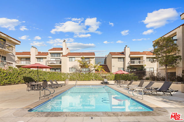 8180 Manitoba Street, Playa del Rey CA: https://media.crmls.org/mediaz/d0068766-770a-4349-8f06-c0432599f029.jpg