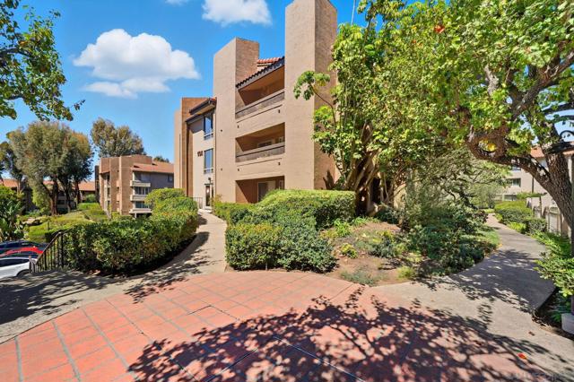 10250 Caminito Cuervo, San Diego CA: https://media.crmls.org/mediaz/d006ba62-1d2d-40a7-a171-2a9972a12523.jpg