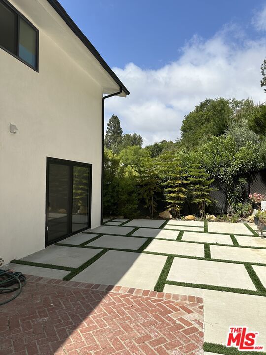 9781 Blantyre Drive, Beverly Hills CA: https://media.crmls.org/mediaz/d007b59f-3b09-4657-825d-eed4713c210f.jpg