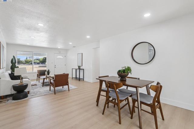 39681 Sundale Dr, Fremont CA: https://media.crmls.org/mediaz/d008f118-70d7-421a-bc07-50d6db7a0630.jpg