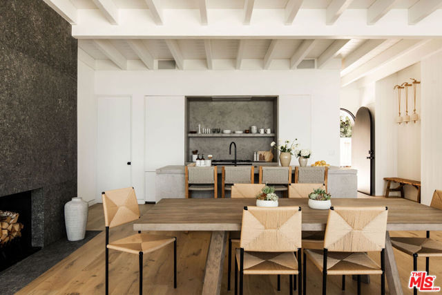 27356 Escondido Beach Road Highway, Malibu CA: https://media.crmls.org/mediaz/d0090de6-04cd-4263-905c-d8cfbcf7b191.jpg