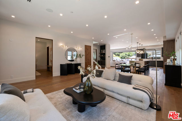 4299 Elmer Avenue, Studio City CA: https://media.crmls.org/mediaz/d00c5c98-7def-4837-87e9-2825b2b4c548.jpg
