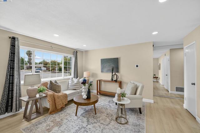 1810 Peary Way, Livermore CA: https://media.crmls.org/mediaz/d00d7736-7627-4ee0-bb6e-204834dcf6af.jpg