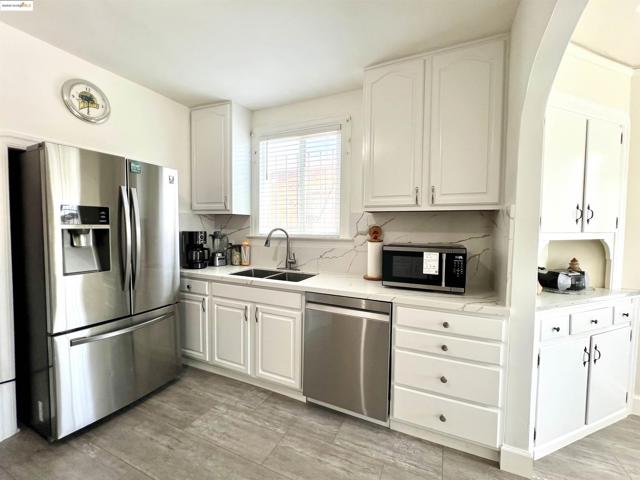 2526 64th Ave, Oakland CA: https://media.crmls.org/mediaz/d00dddfa-1b5b-4b1f-a366-6f9c9b9f32c1.jpg