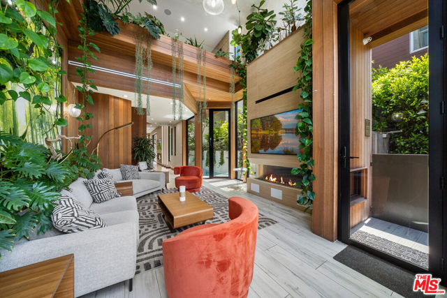 836 California Avenue, Venice CA: https://media.crmls.org/mediaz/d00deb16-6bc3-48fe-86c1-5ed4bb4af229.jpg