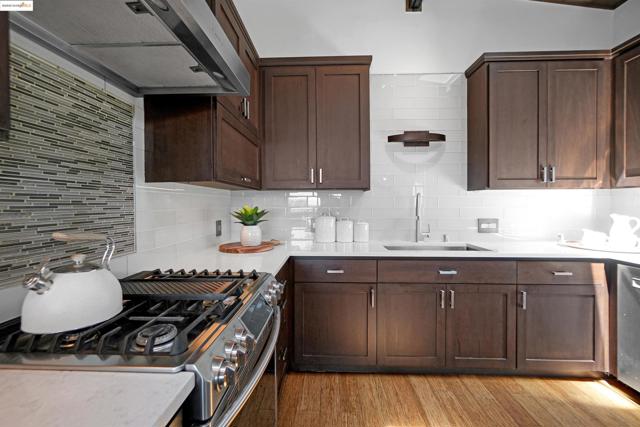 4329 Lawrence Dr, Castro Valley CA: https://media.crmls.org/mediaz/d00eea7e-ce5e-45d9-84fb-863a8601322f.jpg