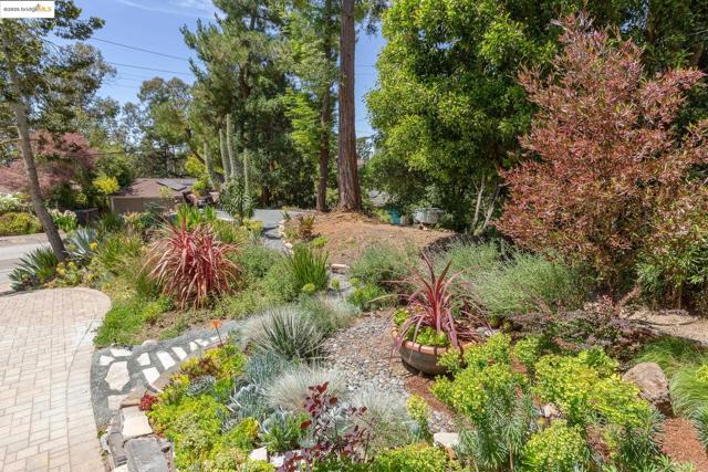5801 Balboa Dr, Oakland CA: https://media.crmls.org/mediaz/d00ef0c4-2656-400e-9a91-54cb57c16719.jpg