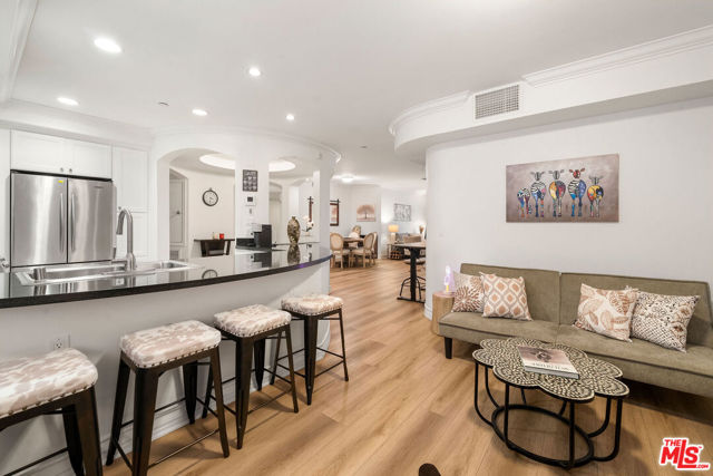 122 N Clark Drive, West Hollywood CA: https://media.crmls.org/mediaz/d0102db4-e0bf-49b6-85d1-2f863aad108e.jpg