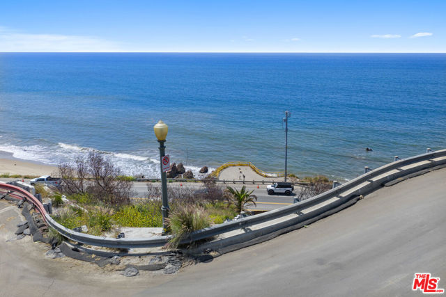 17900 Porto Marina Way, Pacific Palisades CA: https://media.crmls.org/mediaz/d010fb44-ccea-4ca7-8d8c-6efb6a4b8daa.jpg