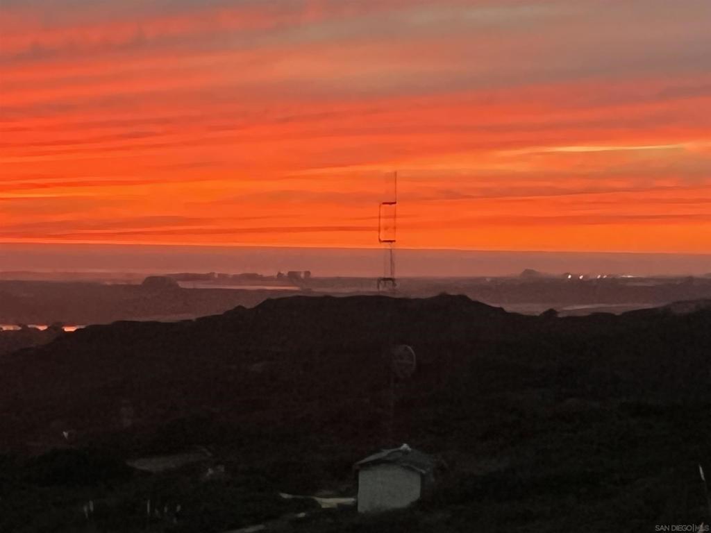 https://media.crmls.org/mediaz/d01116b2-0dd5-4964-9ff6-e1f01de25ffc.jpg?preset=X-Large