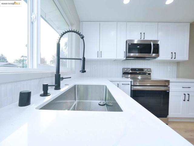 2112 Matthew CT, Pittsburg CA: https://media.crmls.org/mediaz/d0112a01-4ba9-4931-95e3-a830ce7e2745.jpg