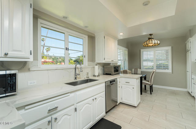 1535 Glenmont Drive, Glendale CA: https://media.crmls.org/mediaz/d011c560-3f99-4b7f-83a2-935237fe950e.jpg