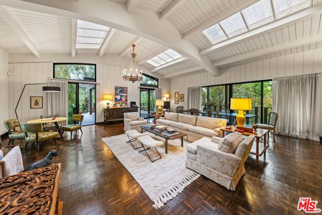 1048 E La Loma Avenue, Somis CA: https://media.crmls.org/mediaz/d0121b56-96bf-45c4-8d49-92b671c1f3ca.jpg