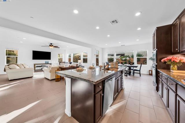 2305 Augusta Ave, Tracy CA: https://media.crmls.org/mediaz/d0126c82-c5e1-406f-aa27-a813a3edbb77.jpg