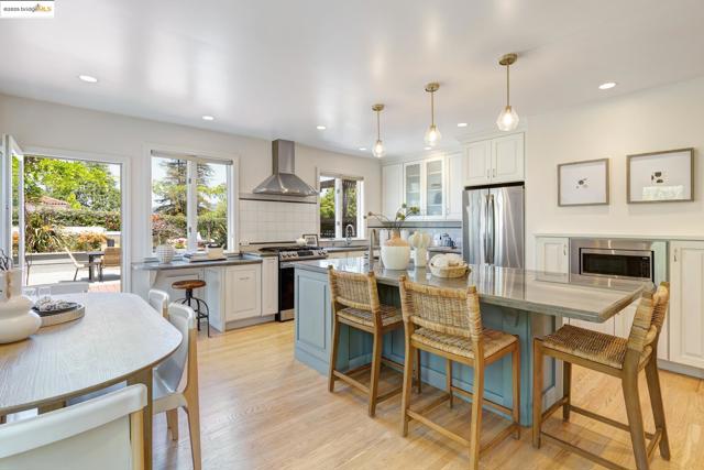131 Sonia St, Oakland CA: https://media.crmls.org/mediaz/d0128a1a-88cb-4d2a-bf20-1a9c7236dbab.jpg