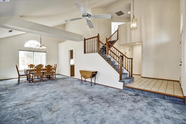 1400 Tennis Ln, Tracy CA: https://media.crmls.org/mediaz/d012f0b6-7d89-4336-96f6-211261e6f3a9.jpg