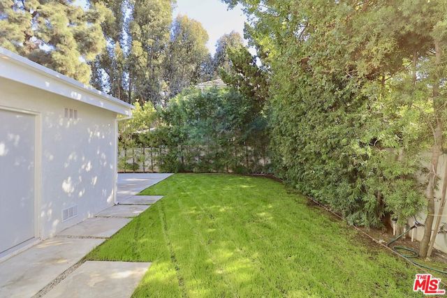 602 S Lucerne Boulevard, Los Angeles CA: https://media.crmls.org/mediaz/d013501b-c9f0-4259-93c0-0ce824b6102e.jpg