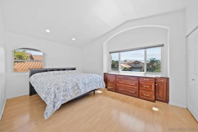2492 Royal Saint James Dr, El Cajon CA: https://media.crmls.org/mediaz/d0146cac-c97c-41ca-afb0-f398901f0def.jpg