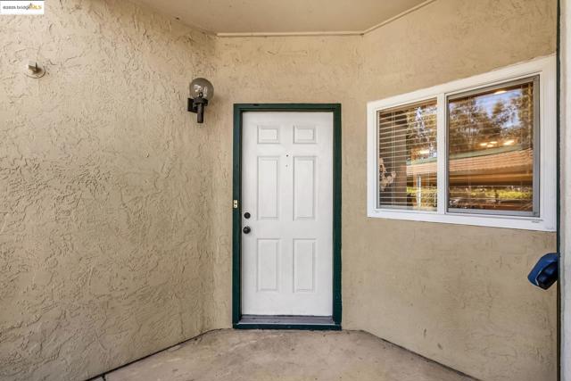 2912 Flint St, Union City CA: https://media.crmls.org/mediaz/d015698c-cd1f-48ef-a925-c5336c2f9bd5.jpg