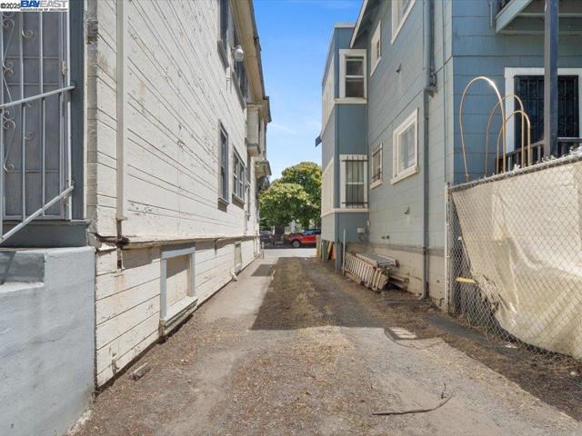 1013 Chestnut St, Oakland CA: https://media.crmls.org/mediaz/d016d884-faf1-459a-89d9-cdce1a9513fa.jpg