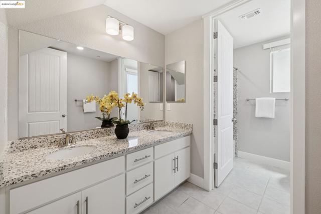 6757 Skyview Dr, Oakland CA: https://media.crmls.org/mediaz/d01703f0-8445-4cc2-98fe-bb62b5bb52c8.jpg