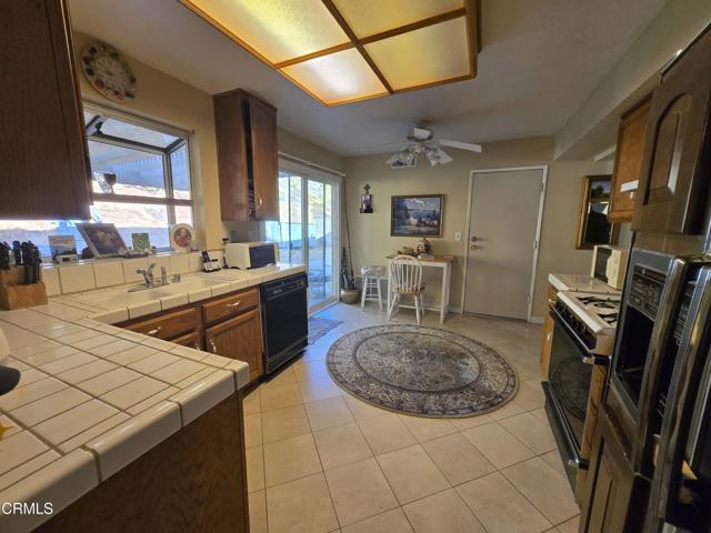 Detail Gallery Image 7 of 19 For 39317 Beacon Ln, Palmdale,  CA 93551 - 3 Beds | 3 Baths